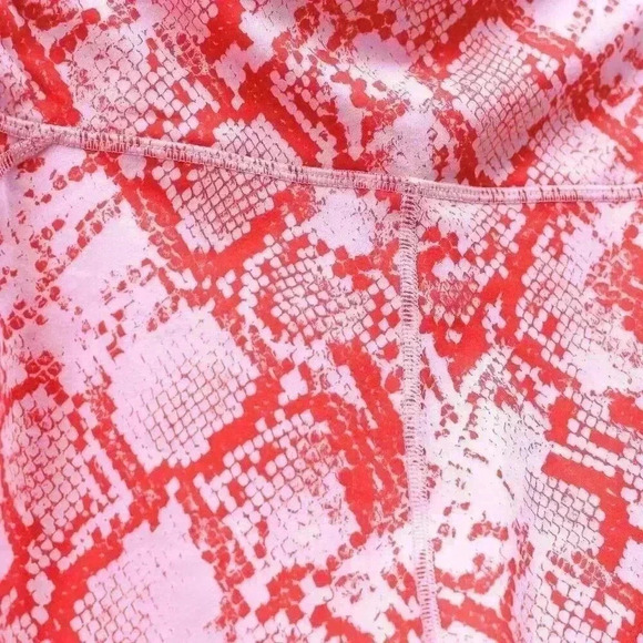 Fabletics Powerhold size XL pink/red snake print capri leggings - Picture 4 of 9